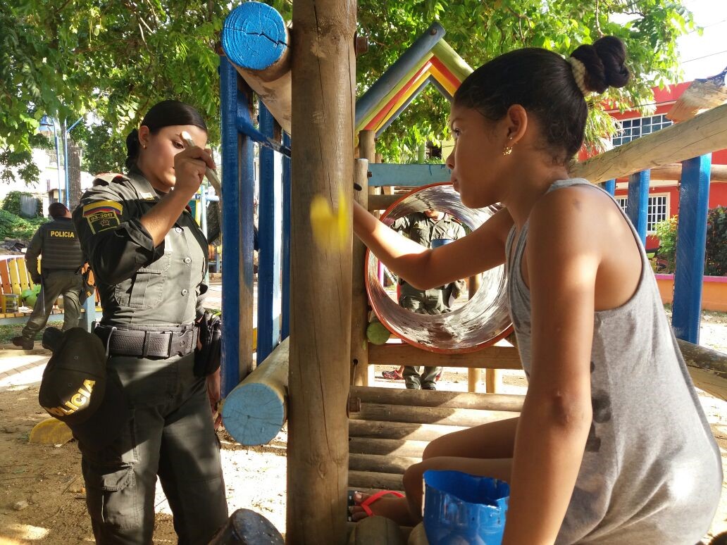 Policía y comunidad asearon y le dieron color al parque de las “palmas”