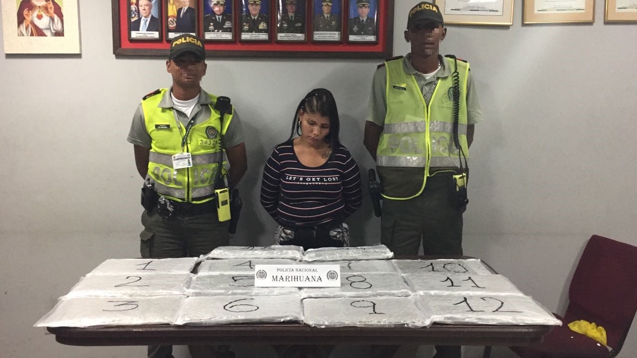 Mujer capturada luego de encontrársele marihuana en su equipaje