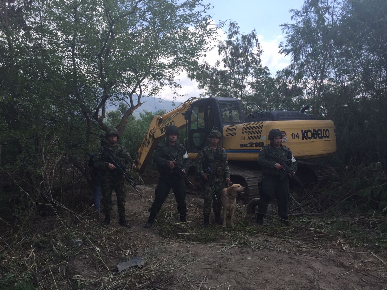 Policía y Ejercito Nacional cerrando vías al contrabando