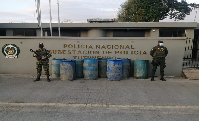 Combustible incautado-policías custodiando