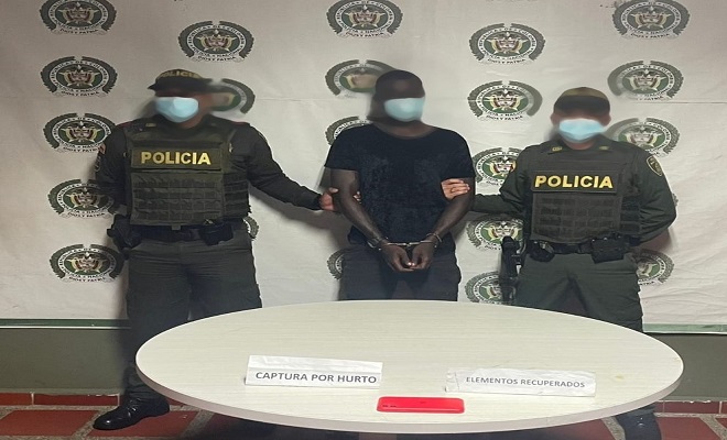 1 persona capturada-policías custodiando