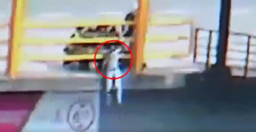 Imagen muestra a la persona siendo abordada por los cuadrantes para evitar su suicidio