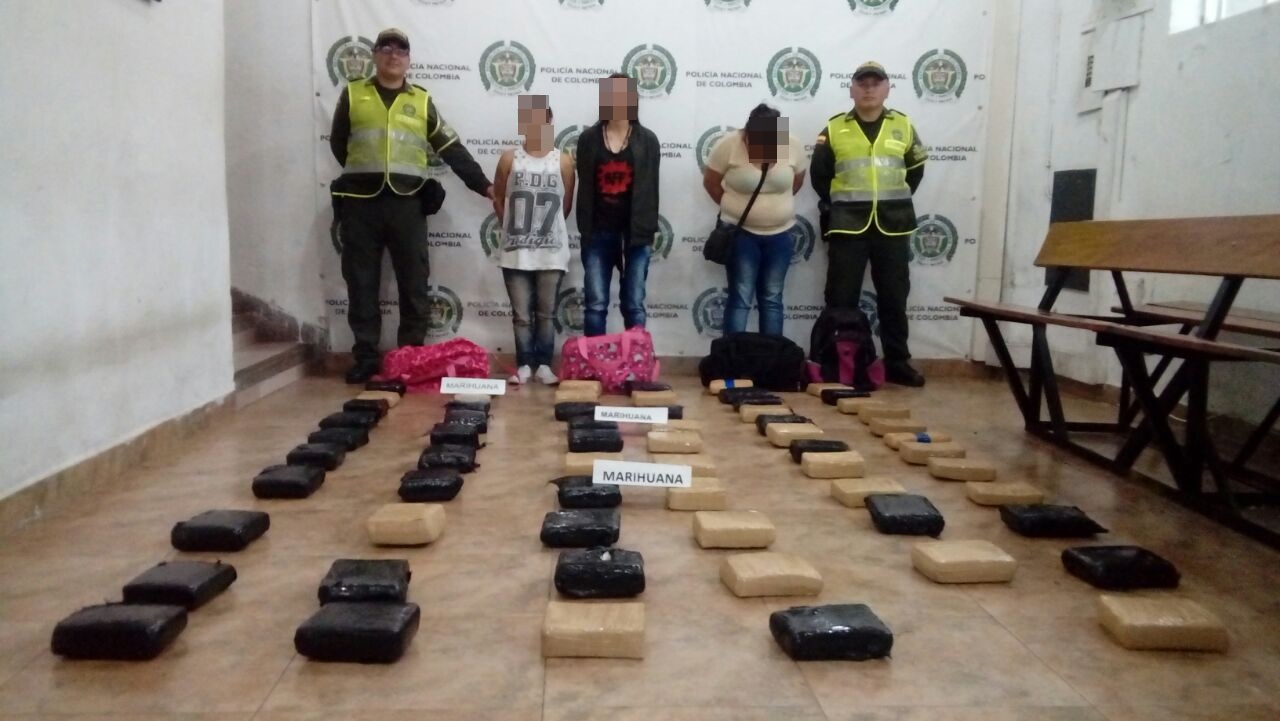 en medio de prendas de vestir venía camuflada la droga 