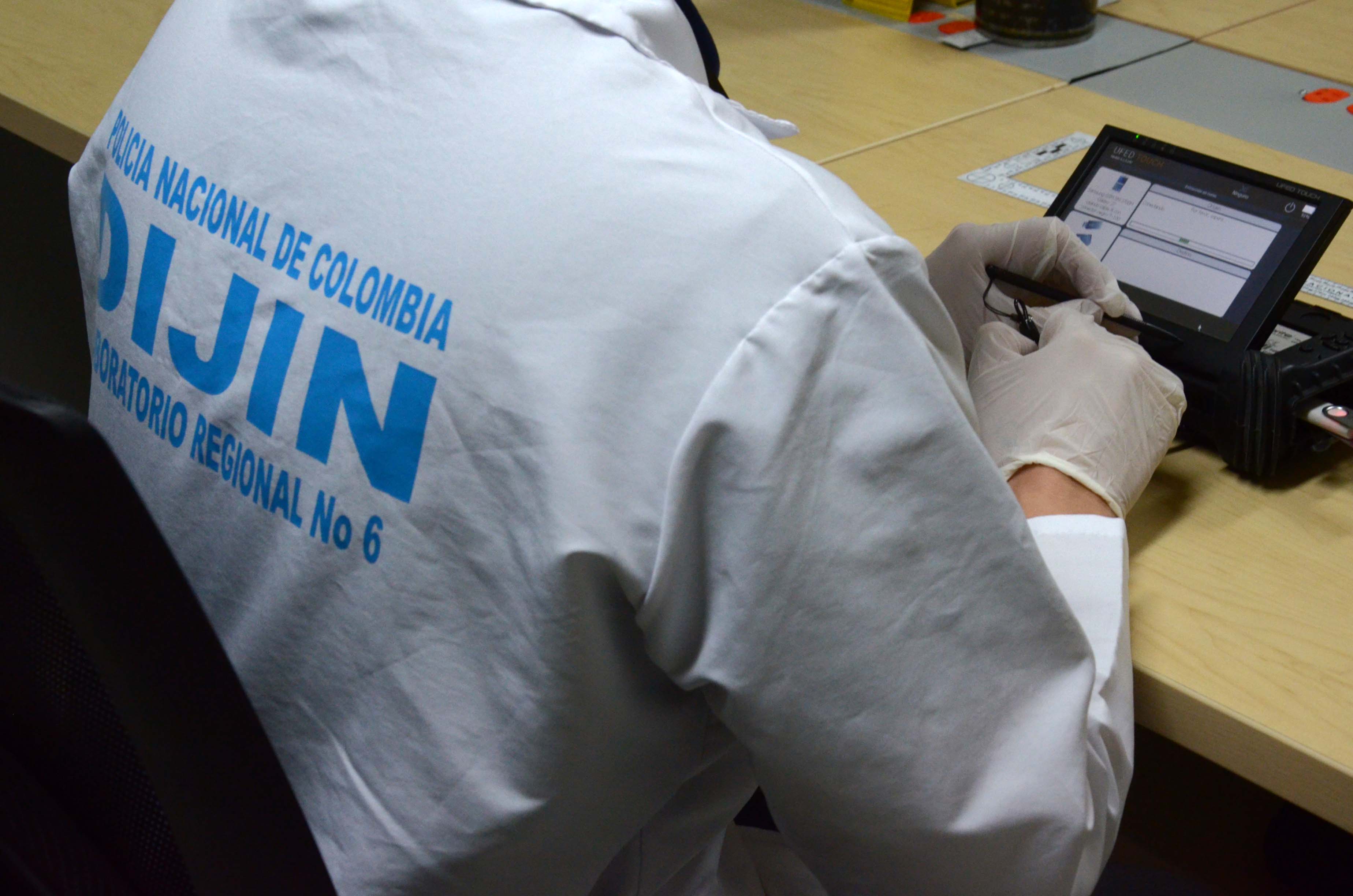 Policía de investigación analiza información en dispositivo digital