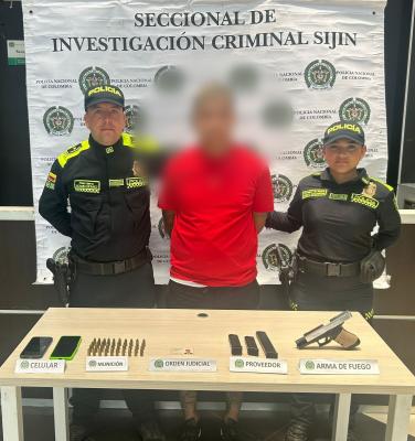 dentro del procedimiento de captura se logró la incautación una pistola Glock 17 calibre 9 MM, 03 proveedores.