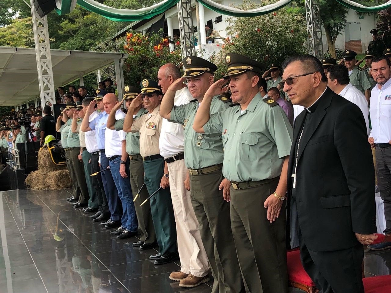 EL Señor BG. Fabio Hernán López condecoró a miembros de la institución