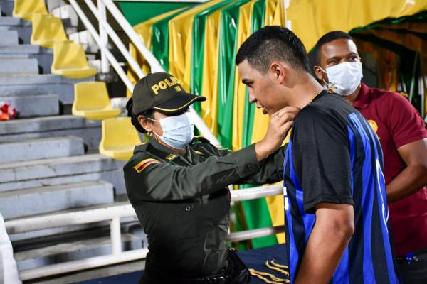 Transformación policial con jóvenes barristas del equipo América de Cali.