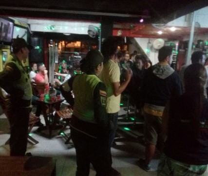 Sancionados dos establecimientos nocturnos que permitían el ingreso de menores y la venta de licor adulterado.