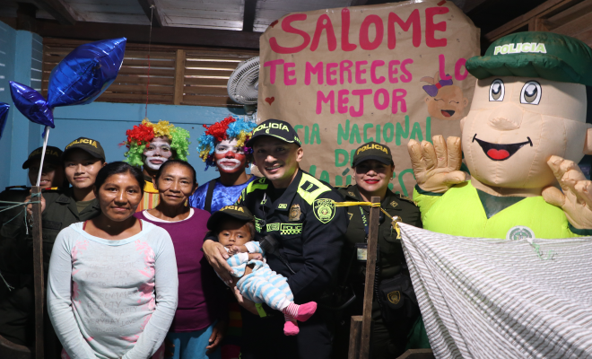 Policías realizando campaña educativa