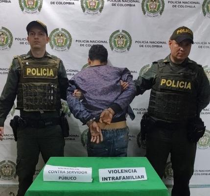 Es capturado un sujeto por violencia intrafamiliar y a servidor publico