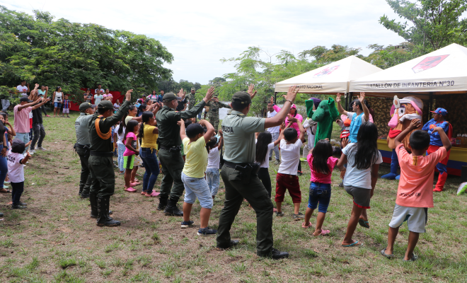 Policías reunidos con las comunidad