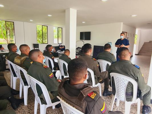 policías recibiendo charlas por parte de un psicólogo 