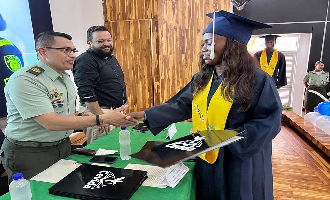 21 jóvenes de Quibdó se gradúan como bachilleres con apoyo de la Policía  2