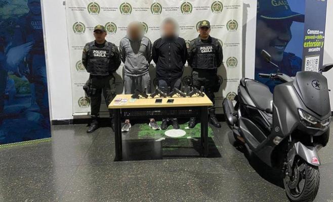 policías custodian a dos  capturados 