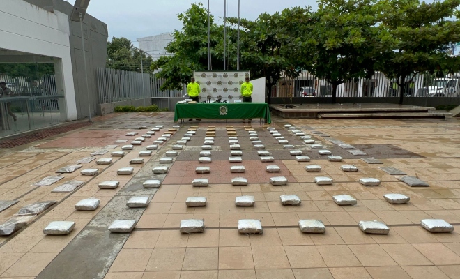 Se incauta una subametralladora, dos pistolas, tres supresores de sonido, 300 cartuchos  y más de 130 kilos de marihuana.