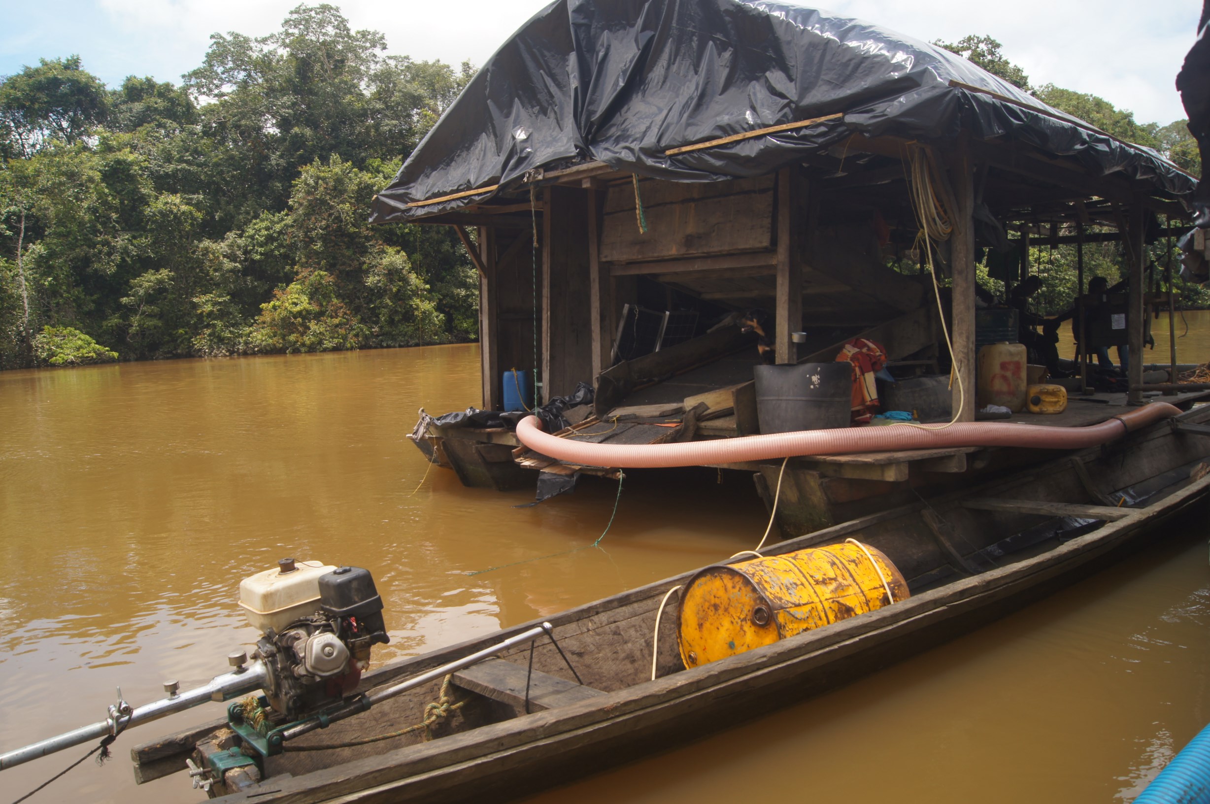 Comisión de uniformados en puerto santander inutiliza una draga e incauta logística