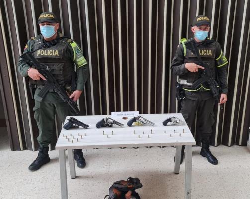 Armas de fuego incautadas-policías custodiando