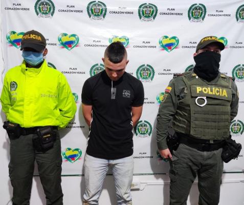 1 persona capturada-policías custodiando