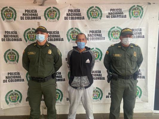 1 persona capturada-policías custodiando