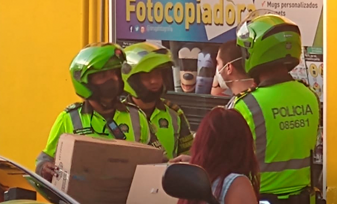 Policía protagoniza rescate de un gato gracias a la ayuda de un habitante de residencia no formal