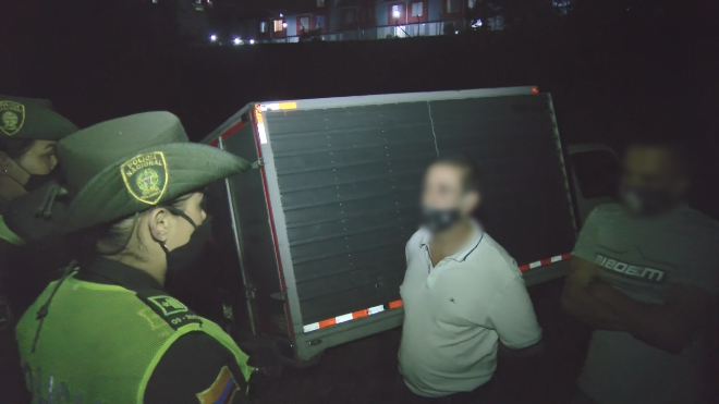 Dos ciudadanos fueron sorprendidos en flagrancia arrojando escombros 