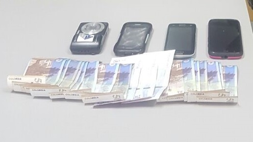 Dentro de los elementos recuperados se encontraron teléfonos celulares y dinero en efectivo