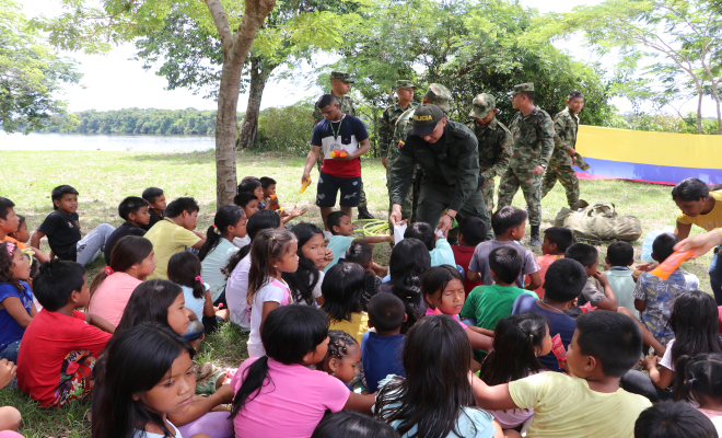 Policías reunidos con las comunidad