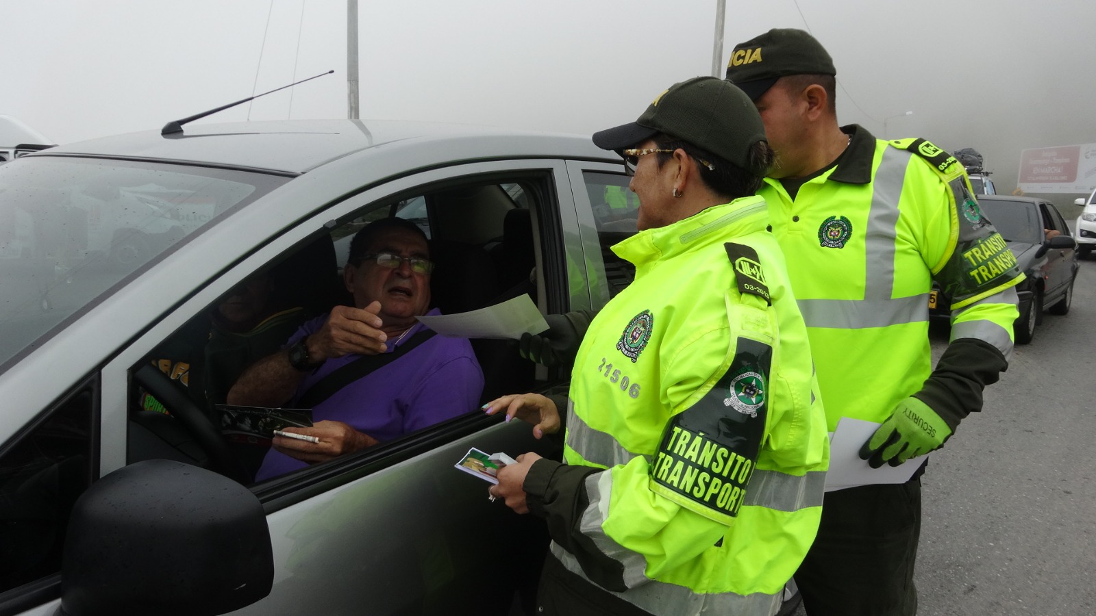 3 con bebidas calientes, la policía de transito busca evitar accidentes en las vías - Policía  Santander