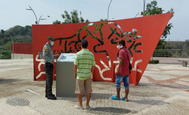 Policía de turismo da charlas a los transeúntes 