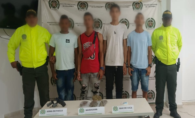 Personas capturadas-policías custodiando