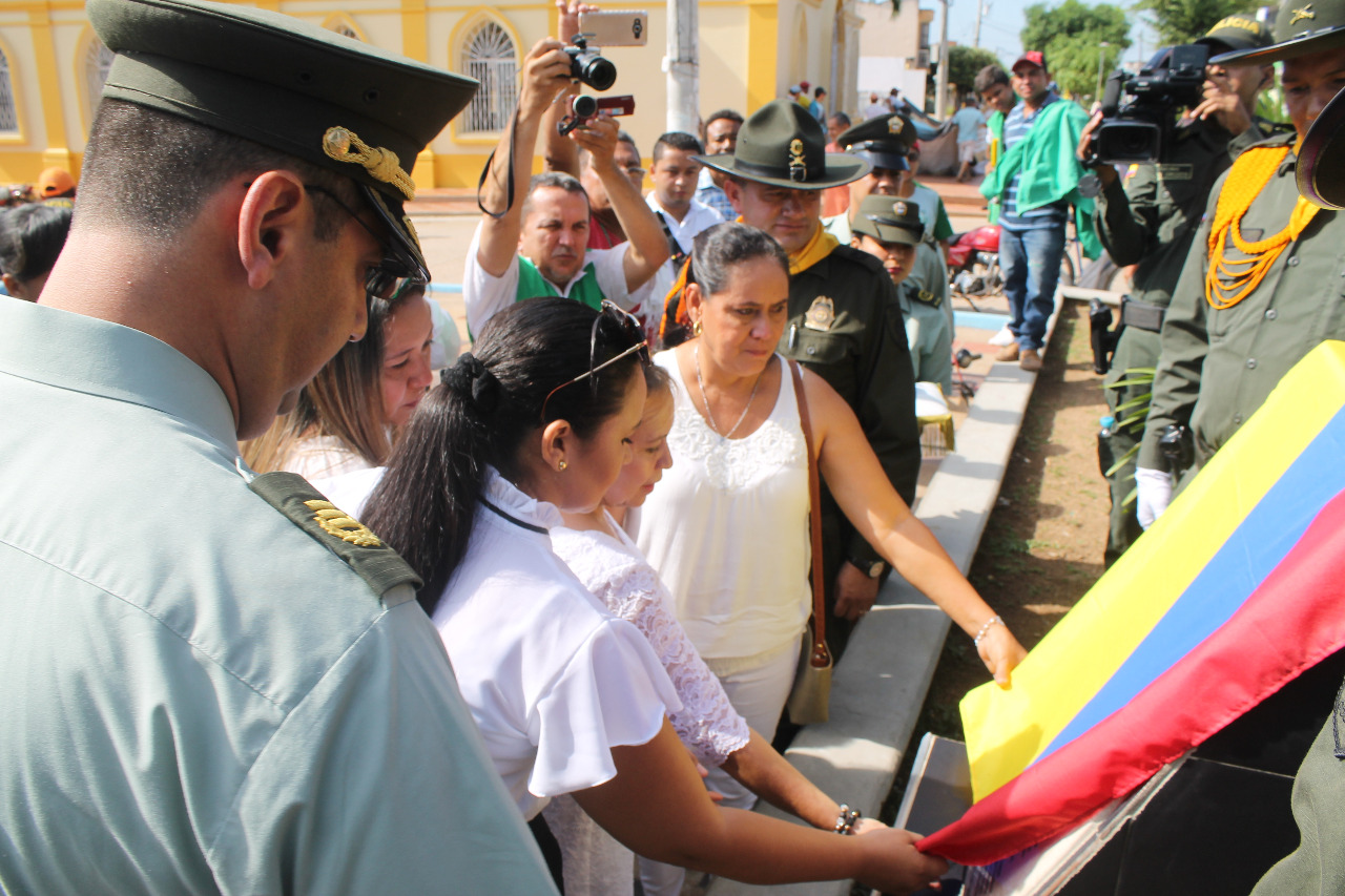 Homenaje a nuestros héroes Policías y civiles en galeras 