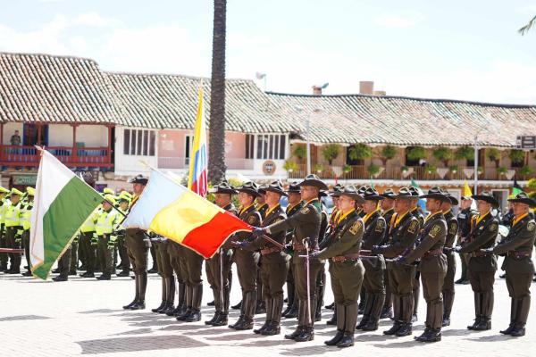 En su hoja de vida reposan 276 felicitaciones, 74 condecoraciones, entre medallas y demás distintivos 