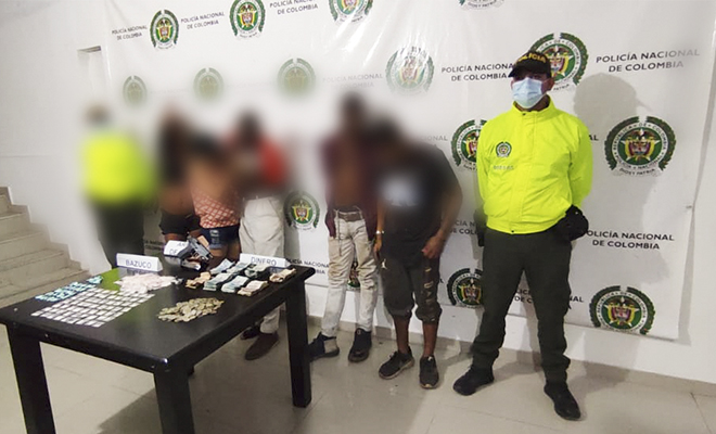 personas capturadas-policías custodiando