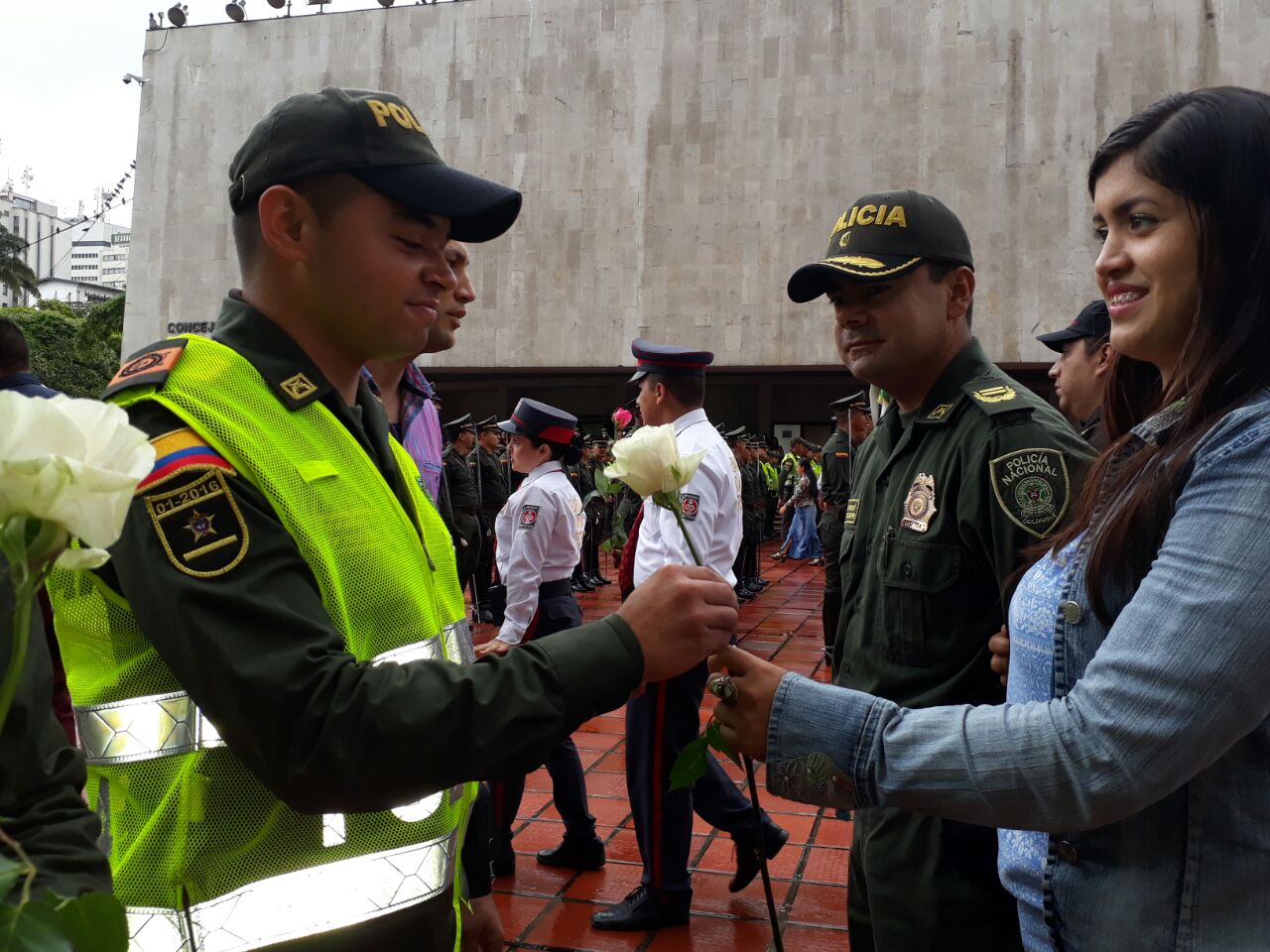Rosas blancas para la Policía, gestos de la comunidad