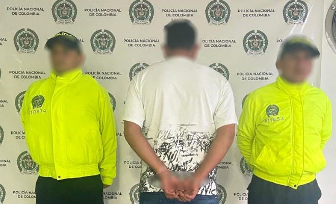  Además del documento falso, también tendría una motocicleta hurtada.  