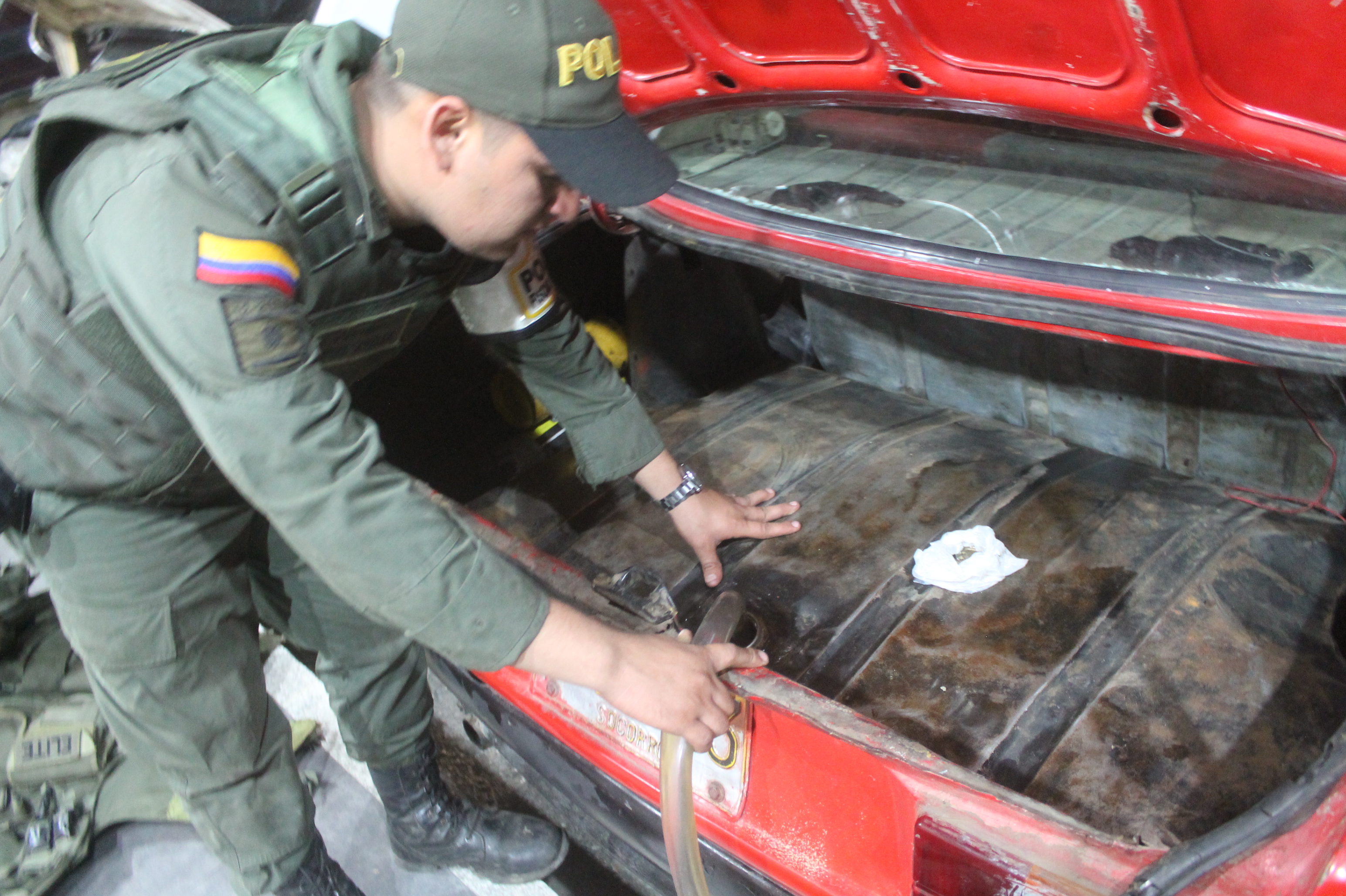 Policía revisando un vehículo 