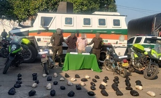 Capturados transportando drogas en una motocicleta