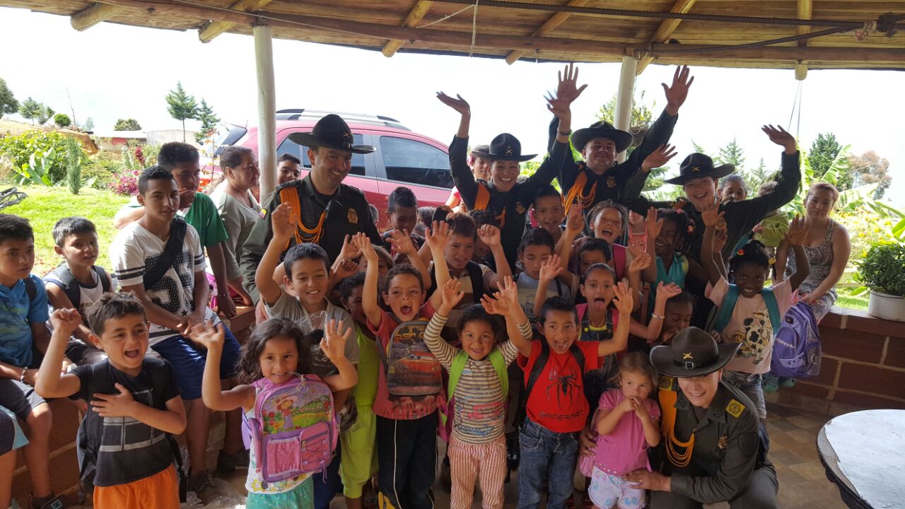 Niños celebran estos regalos de la Policía 