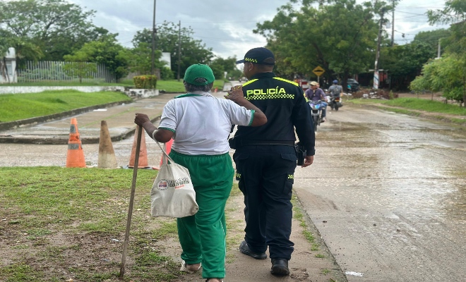  A paso firme y con una sonrisa serena, acompañó a la abuela hasta la otra acera.