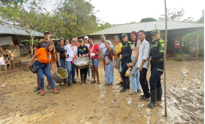 policía entregando alimentos a la ciudadanía