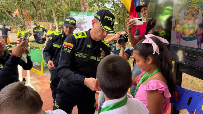 Policías Acompañando a los niños en el Meta