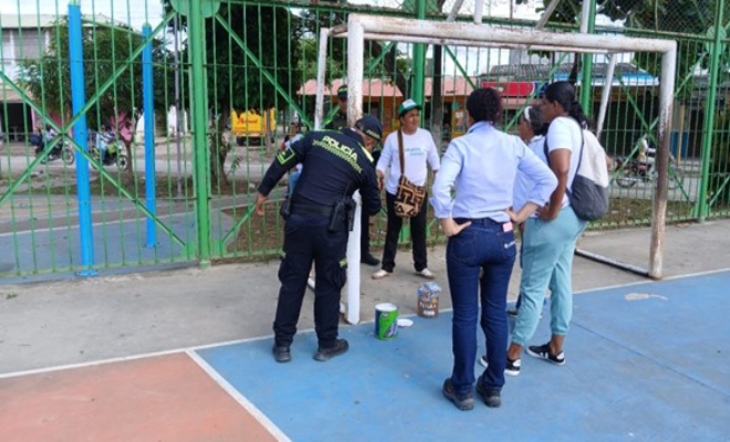 Uniformados embelleciendo parque del barrio Villa Roció