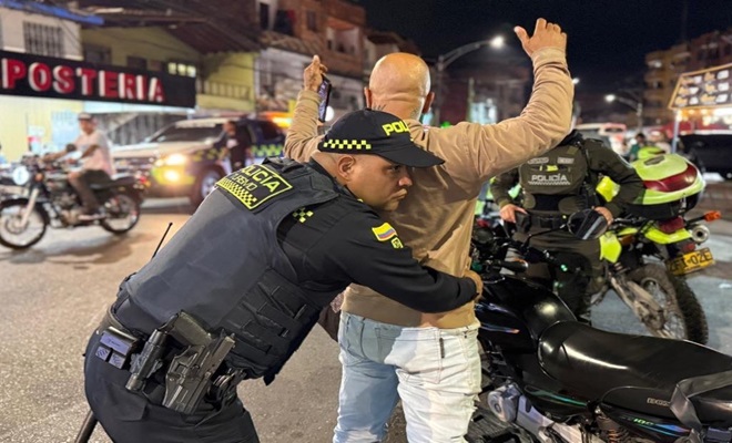 Policía registra a una persona