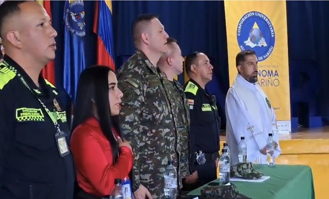 6 personas en la fotografia, 2 funcionarios policiales, un funcionario de ejercito, 3 ciudadanos 