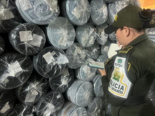 Aprehensión de 4.186 rollos de tela 2
