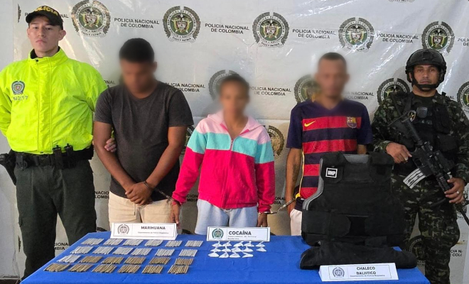Capturan a dos hombres y una mujer logrando incautar 500 dosis de marihuana y cocaína.