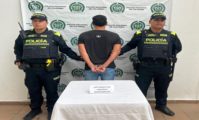 Dos Policías Con un Capturado 