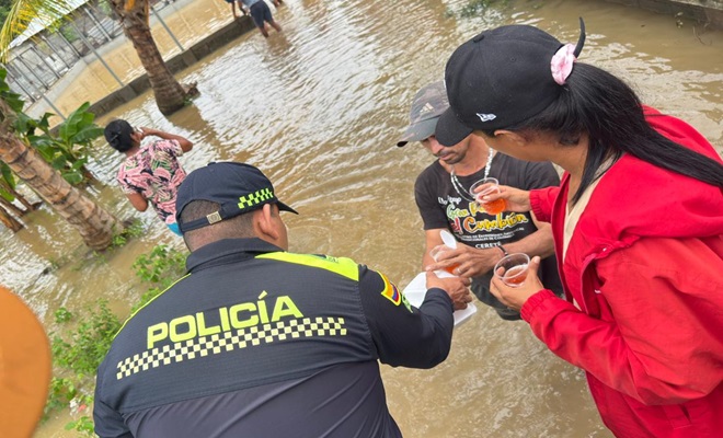 Policía entregando refrigerio a ciudadanía