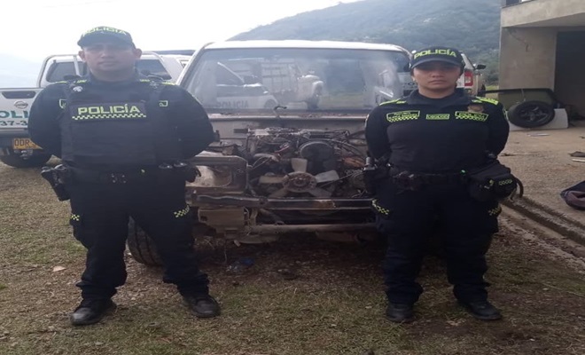 AuDos fusiles y cinco vehículos recuperados fueron presentados ante la Fiscalía General de la Nación