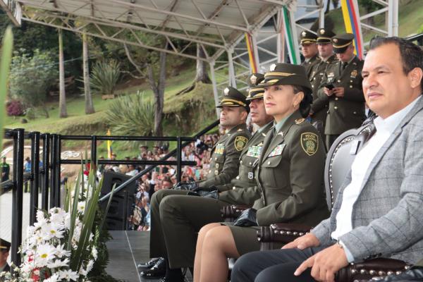 Autoridades que presiden el ascenso de patrulleros de policía _ESAGU